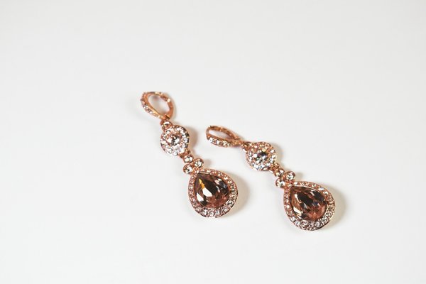 Quels conseils pour assortir des boucles d'oreilles en cristal avec des tenues de jour?