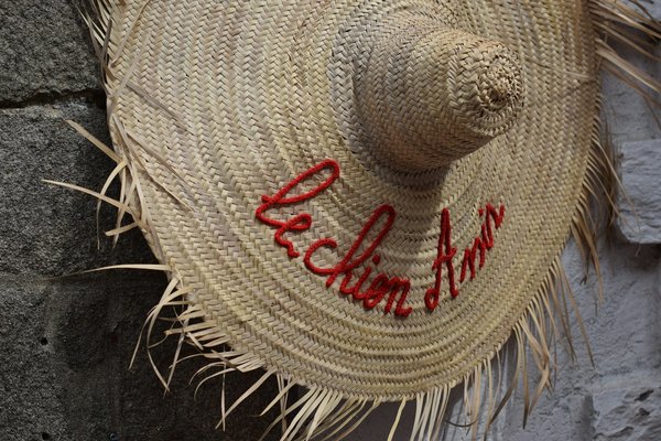 Quelles astuces pour porter des chapeaux de paille avec des tenues de ville?