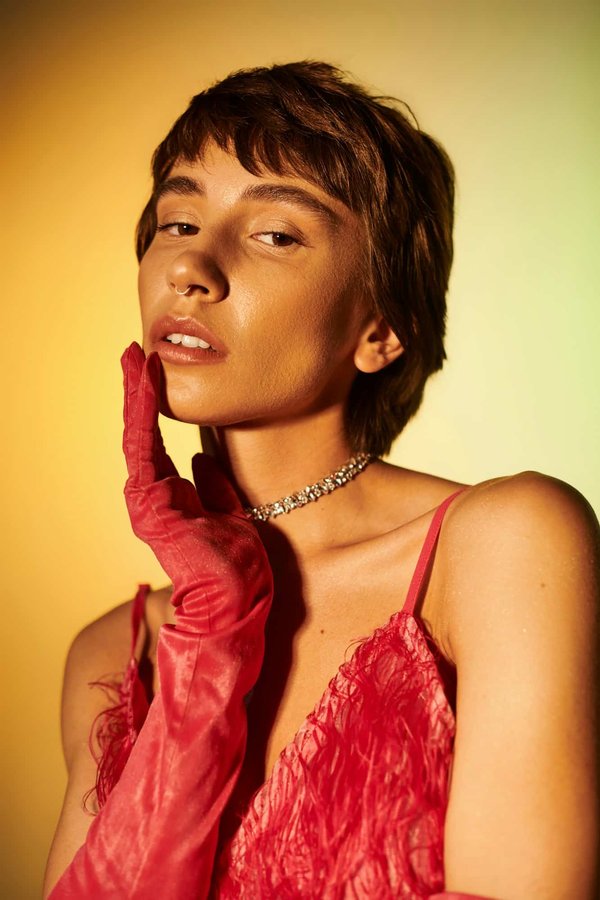 Quelles astuces pour porter des chapeaux en feutre avec des tenues de soirée?